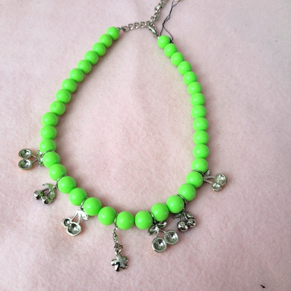 Women Green Bead Necklace with Charm Size OS - Picture 4 of 5